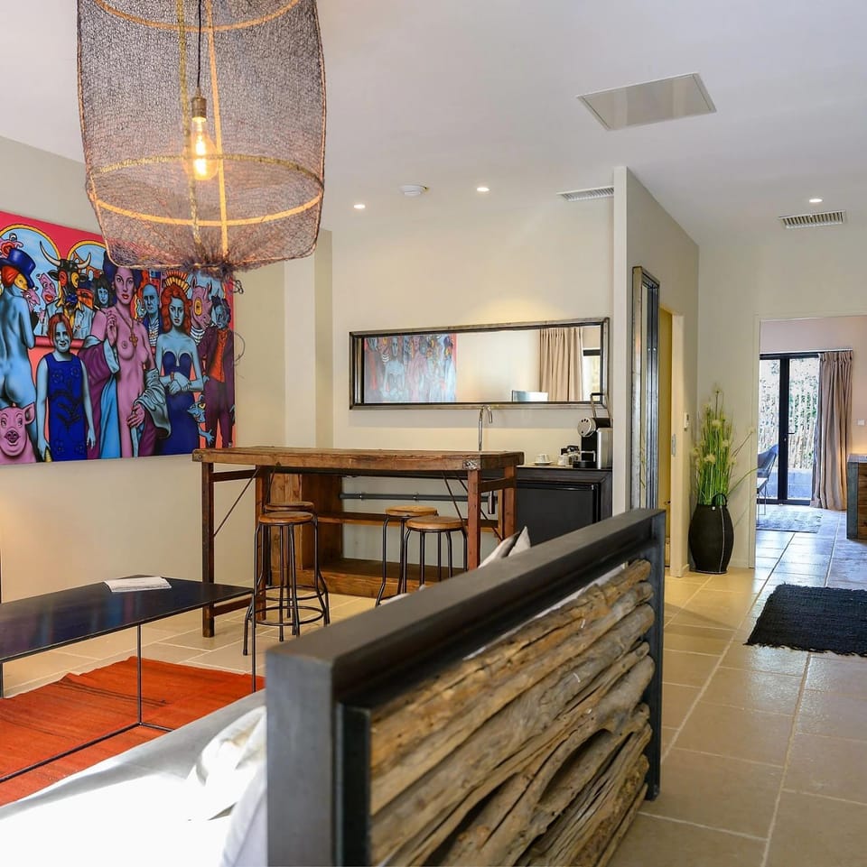 Kitchen or kitchenette, Seating area