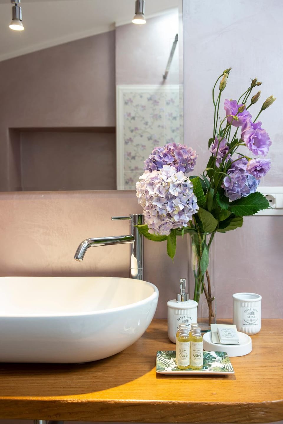 Bathroom, Decorative detail
