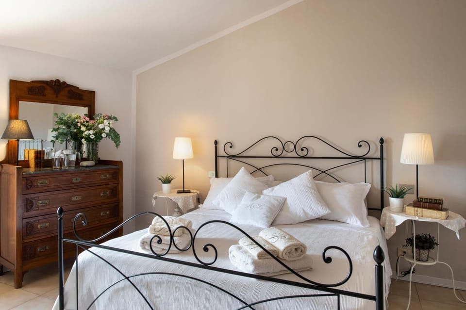 Photo of the whole room, Decorative detail, Bedroom