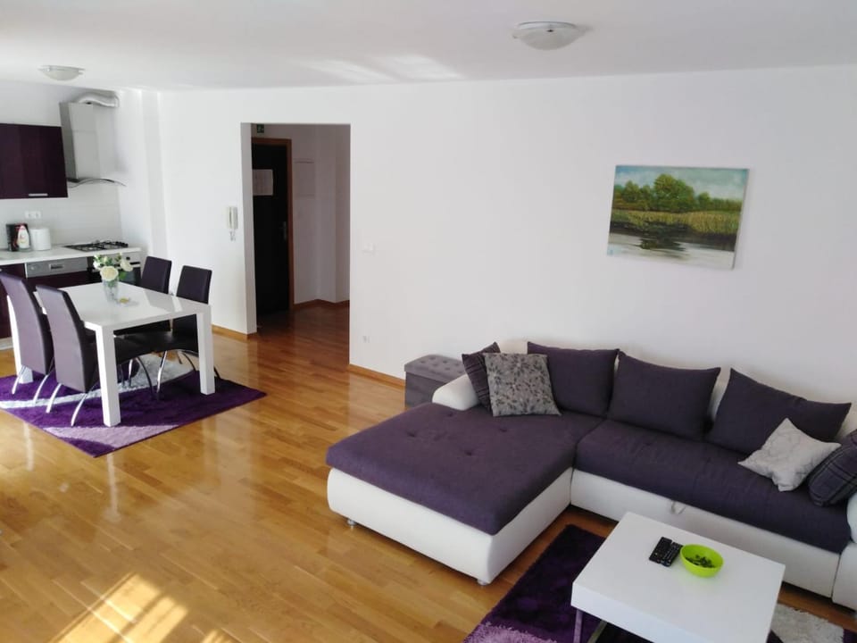 TV and multimedia, Kitchen or kitchenette, Living room, Seating area, Dining area
