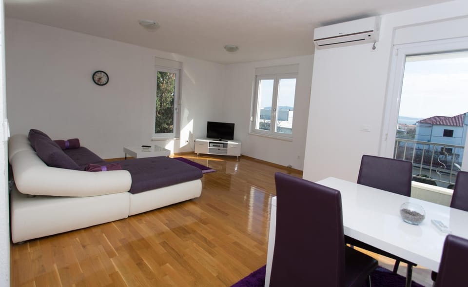 Communal lounge/ TV room, TV and multimedia, Living room, Seating area, air conditioner