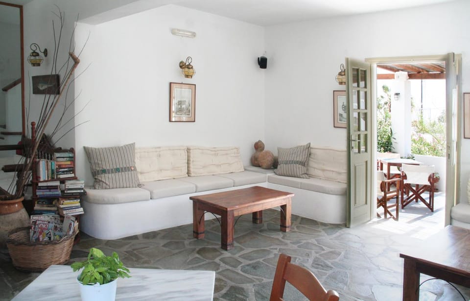 Day, Living room