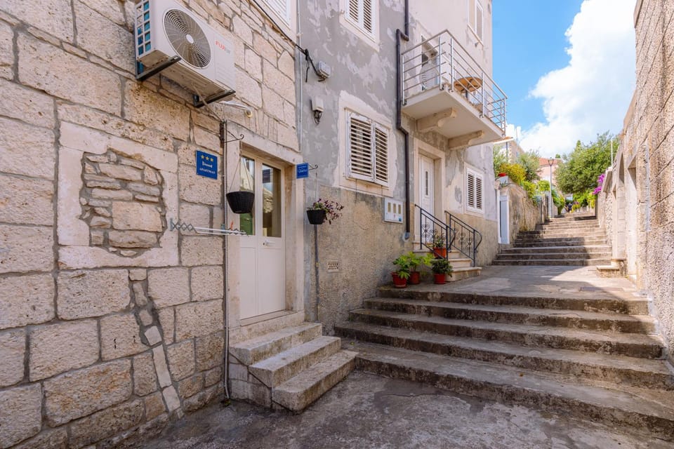 Property building, Facade/entrance, Day