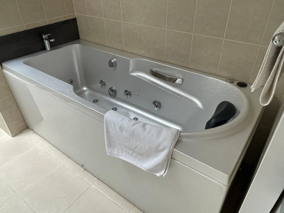 Hot Tub, Bathroom