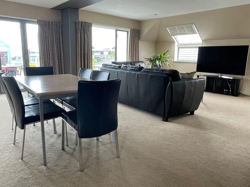 Living room, Dining area, Evening entertainment