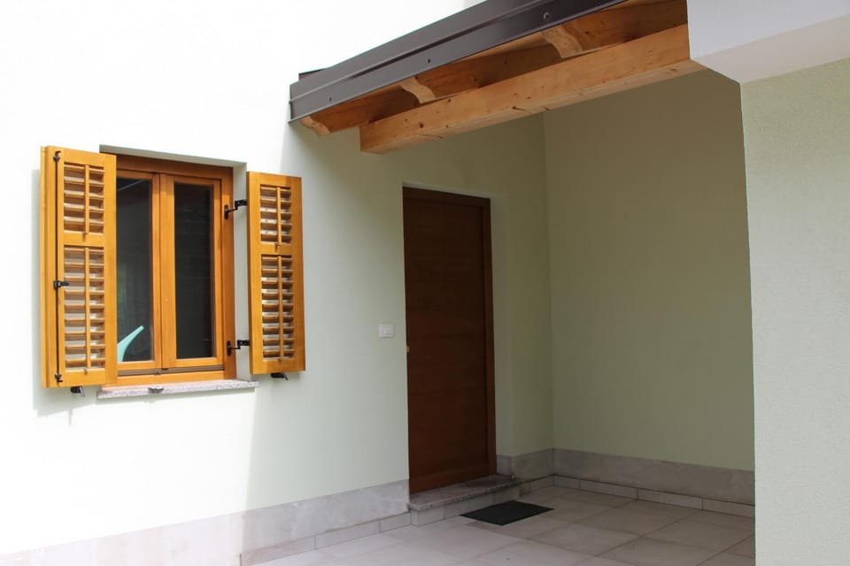 Property building, Facade/entrance, Spring, Day, On site