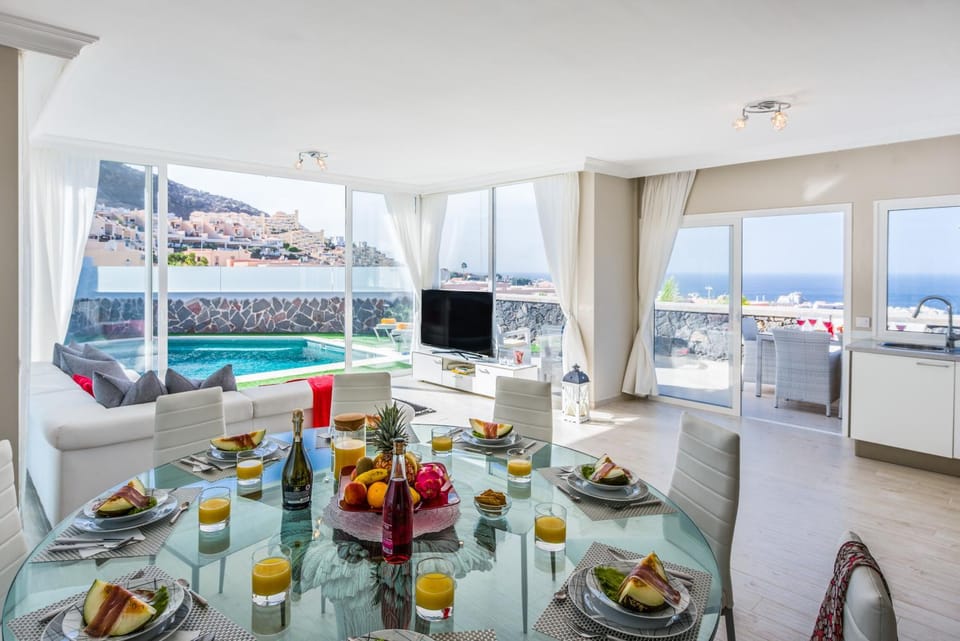 TV and multimedia, Balcony/Terrace, Living room, Dining area, Pool view, Swimming pool