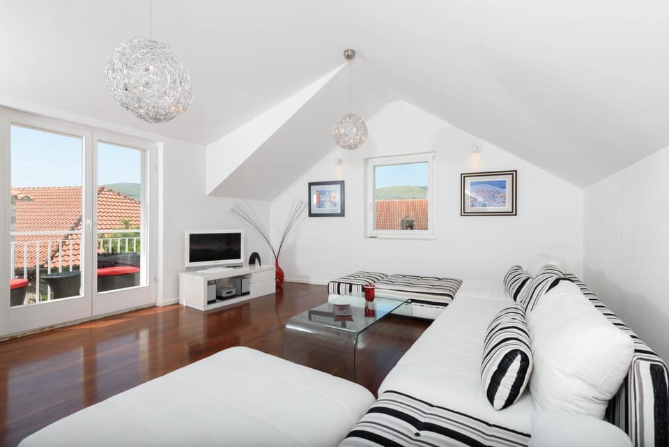 TV and multimedia, Balcony/Terrace, Living room, Seating area