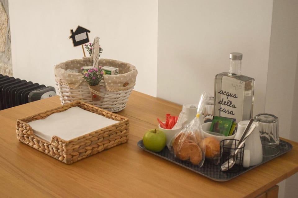 Coffee/tea facilities, Food and drinks, Food
