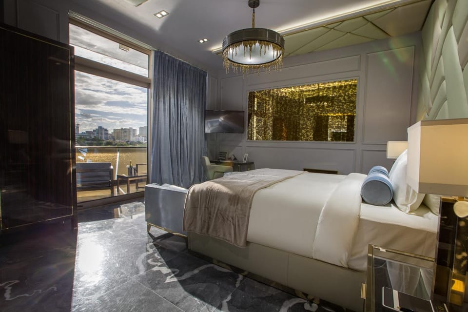 Balcony/Terrace, Photo of the whole room, Bedroom, Lake view