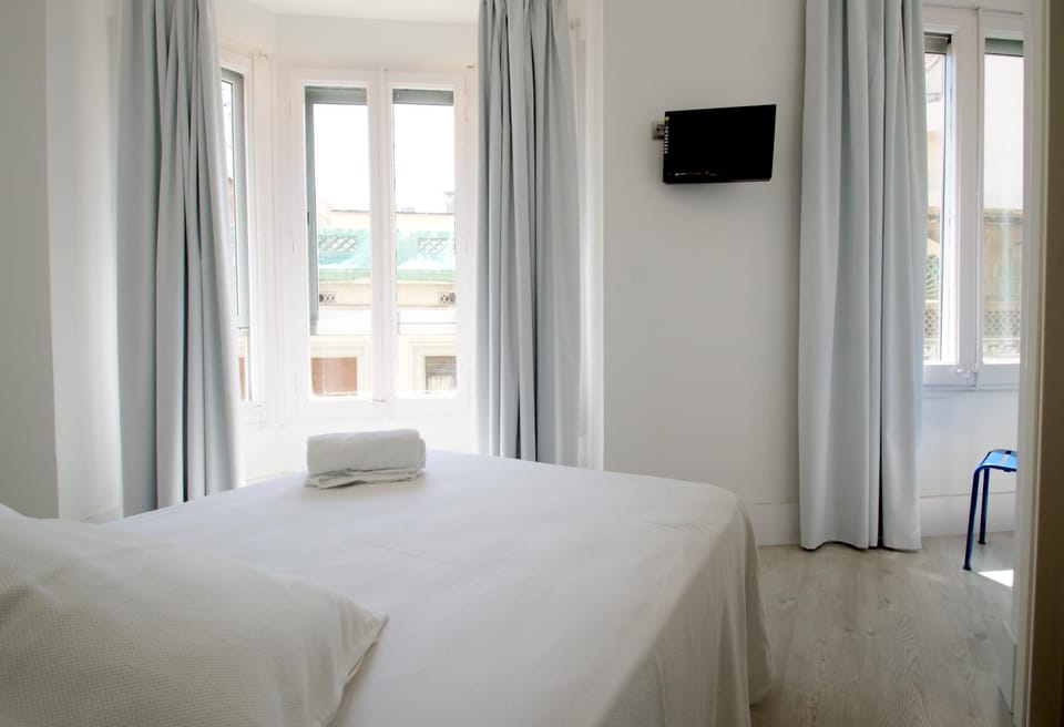 Spring, Bed, Day, Photo of the whole room, Decorative detail