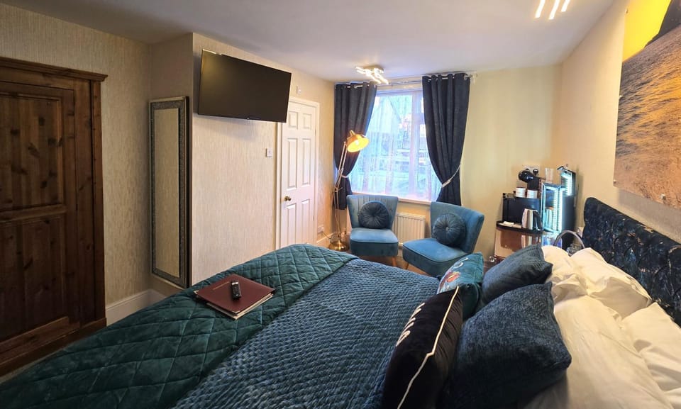 Bed, TV and multimedia, Photo of the whole room, Seating area, wardrobe