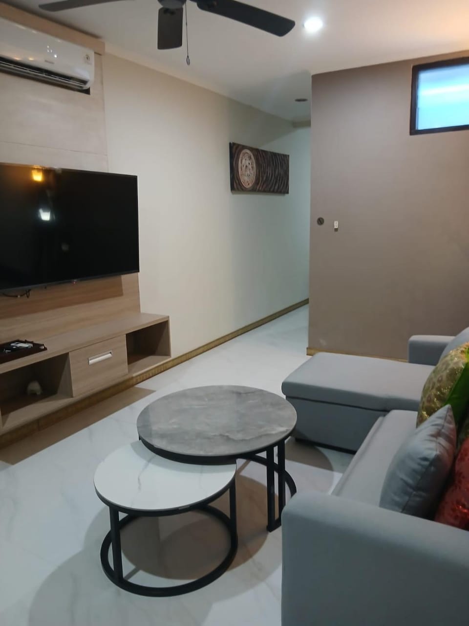 Communal lounge/ TV room, TV and multimedia, Living room, Seating area, air conditioner