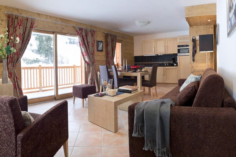 Kitchen or kitchenette, Living room