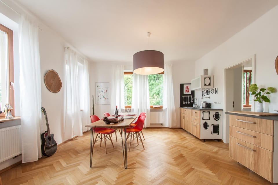 Kitchen or kitchenette, Dining area