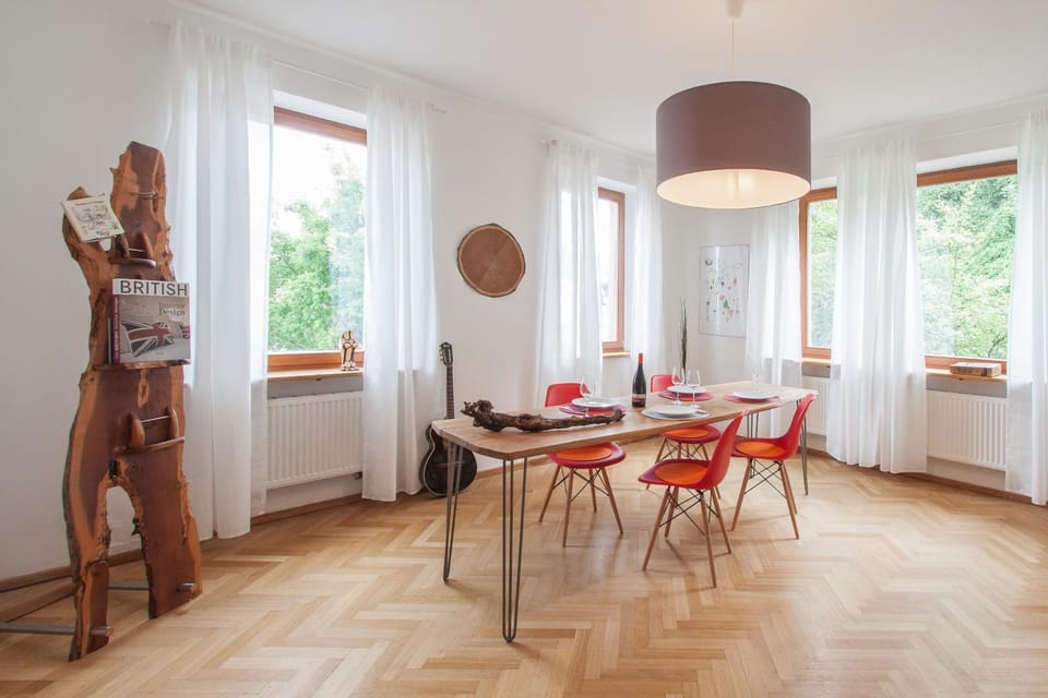 Seating area, Dining area