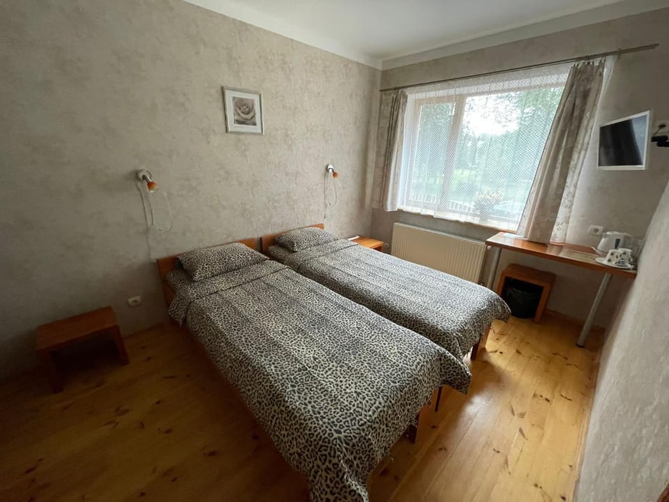 Bed, TV and multimedia, Bedroom