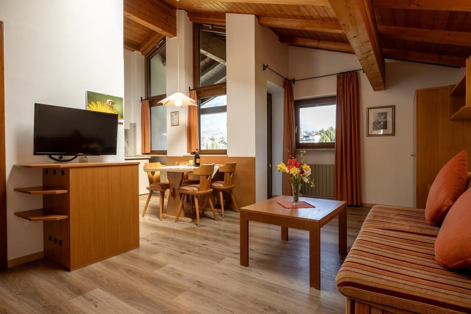 Living room, Seating area, Dining area