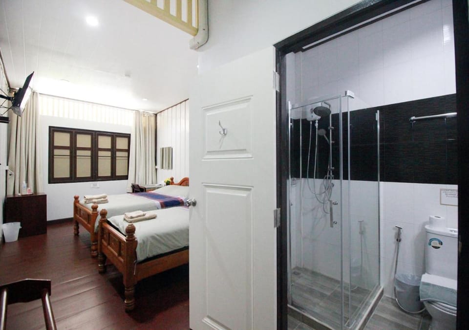 Bed, Bathroom, Photo of the whole room, Bedroom