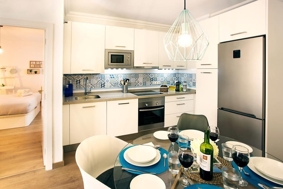 Kitchen or kitchenette, Dining area