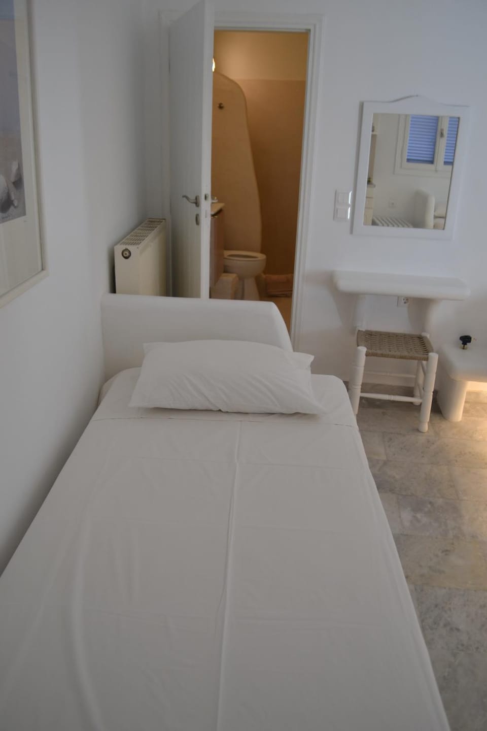 Bed, Photo of the whole room, hair dresser