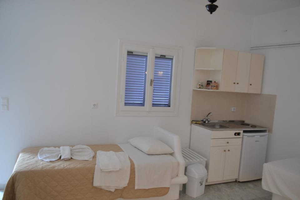 Bed, Kitchen or kitchenette, Photo of the whole room