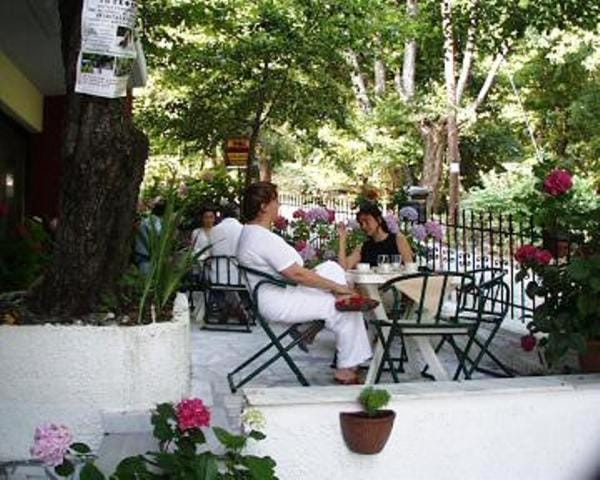 Restaurant/places to eat, Day, group of guests