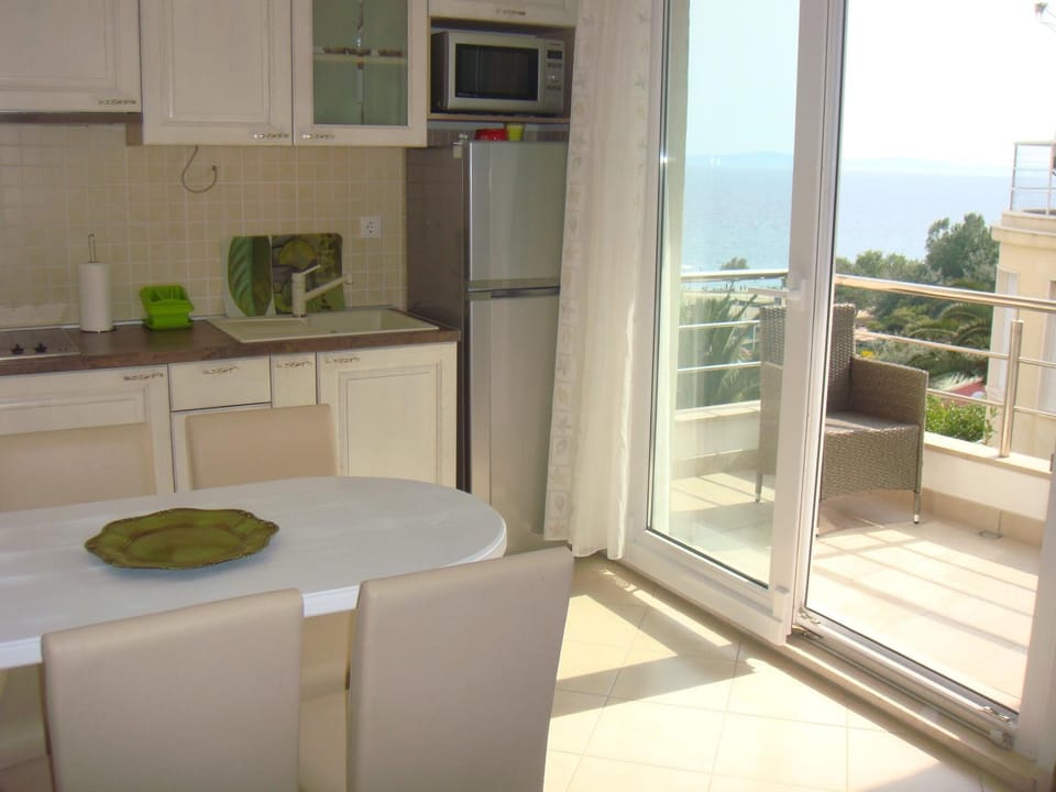 Kitchen or kitchenette, Dining area
