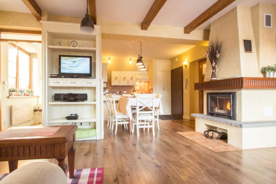 TV and multimedia, Kitchen or kitchenette, Living room, Seating area, Dining area