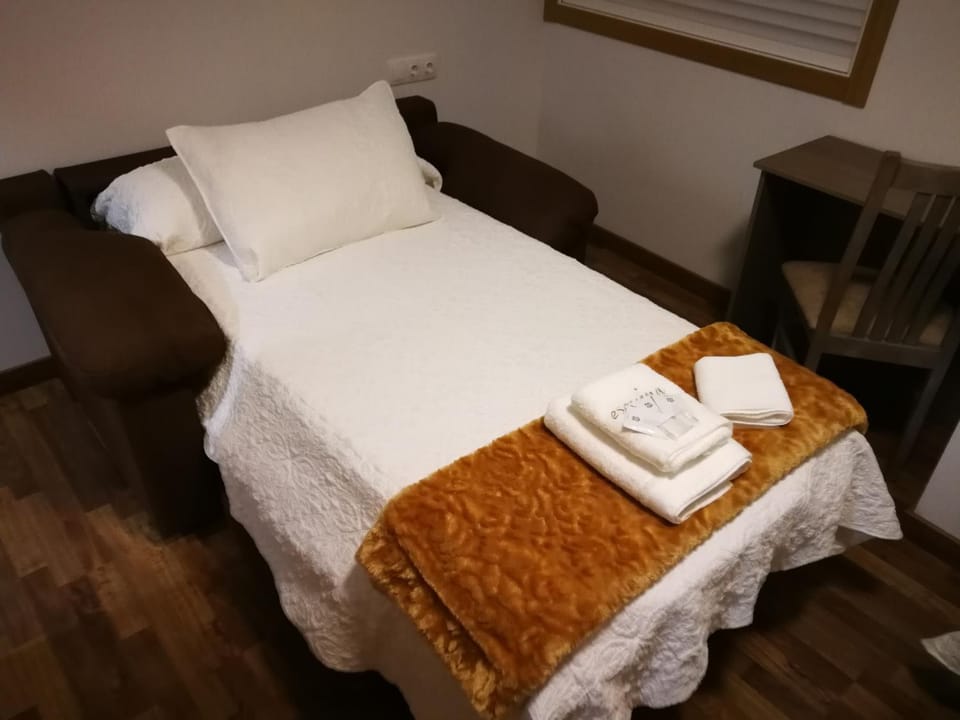 Bed, towels