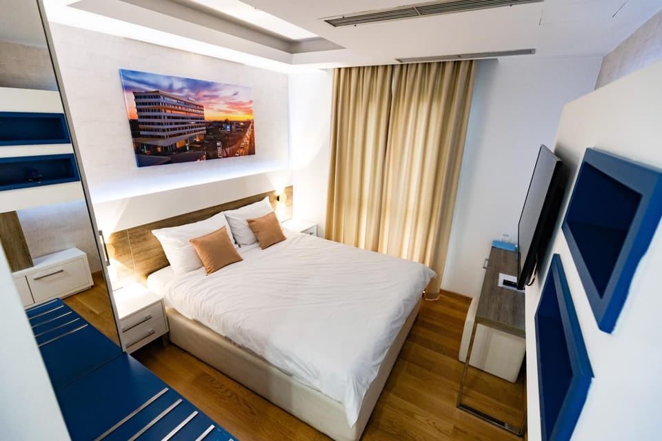 Bed, TV and multimedia, Photo of the whole room, Bedroom