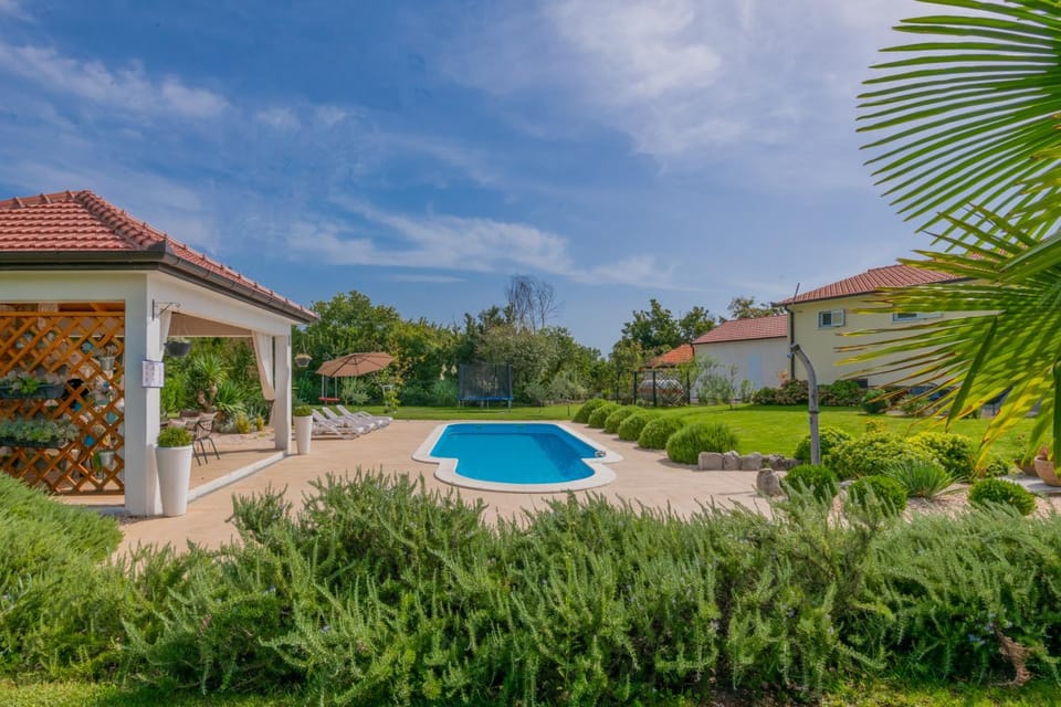 Property building, Garden view, Pool view, Swimming pool, sunbed