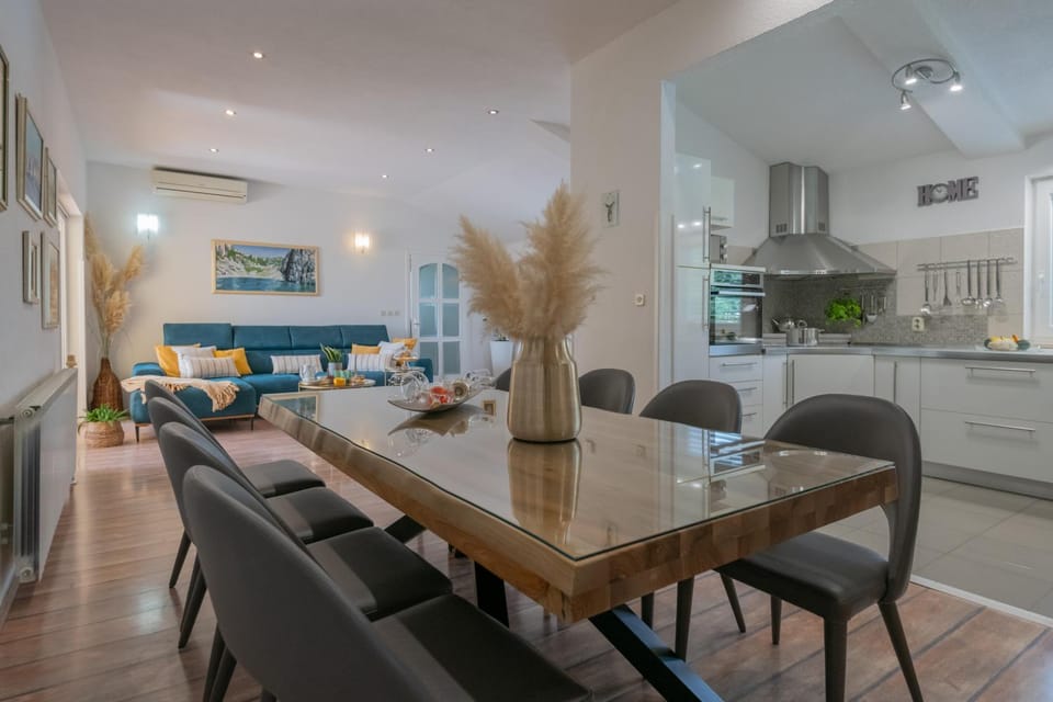 Kitchen or kitchenette, Living room, Seating area, Dining area