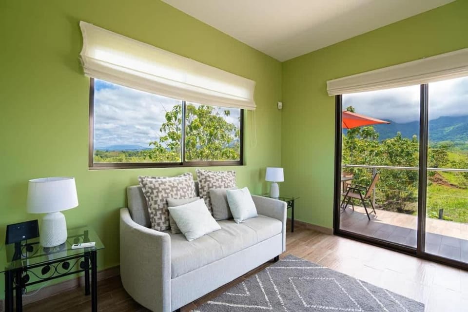 Villa Kiskadee - Beautiful Mountain Views with Private Pool House in Quepos