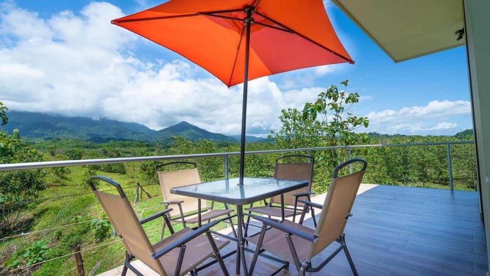 Villa Kiskadee - Beautiful Mountain Views with Private Pool House in Quepos