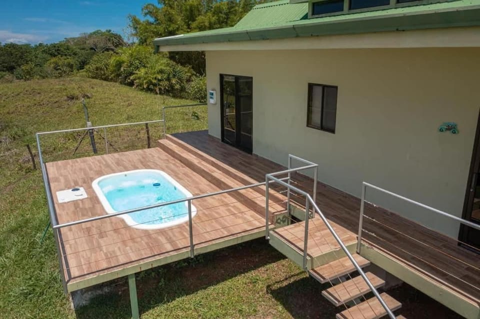Villa Kiskadee - Beautiful Mountain Views with Private Pool House in Quepos