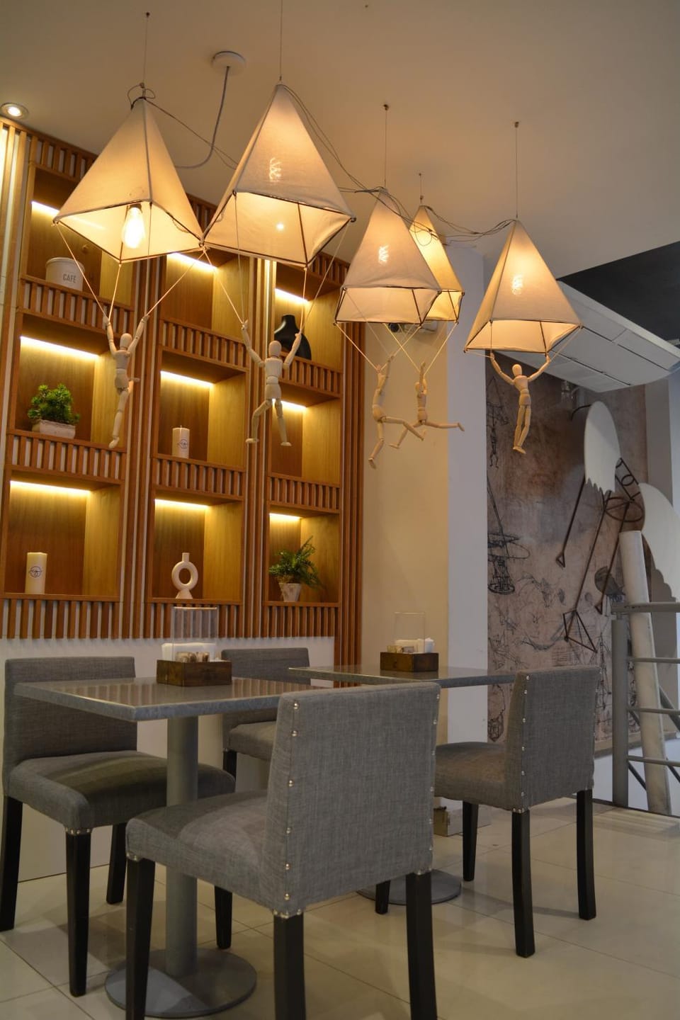 Restaurant/places to eat, Lounge or bar, Food and drinks, Food, Area and facilities, Meals
