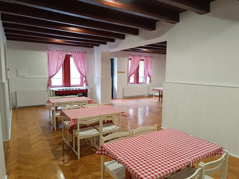 Restaurant/places to eat, Living room, Banquet/Function facilities, Dining area