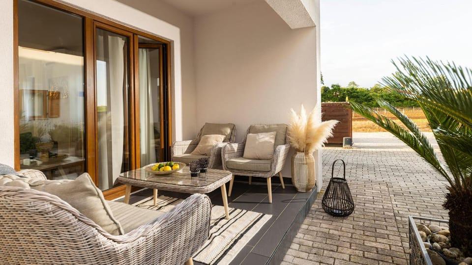 Patio, Day, Garden, Balcony/Terrace, Balcony/Terrace, Seating area