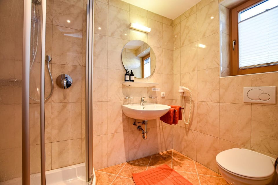 Shower, Toilet, Bathroom, towels