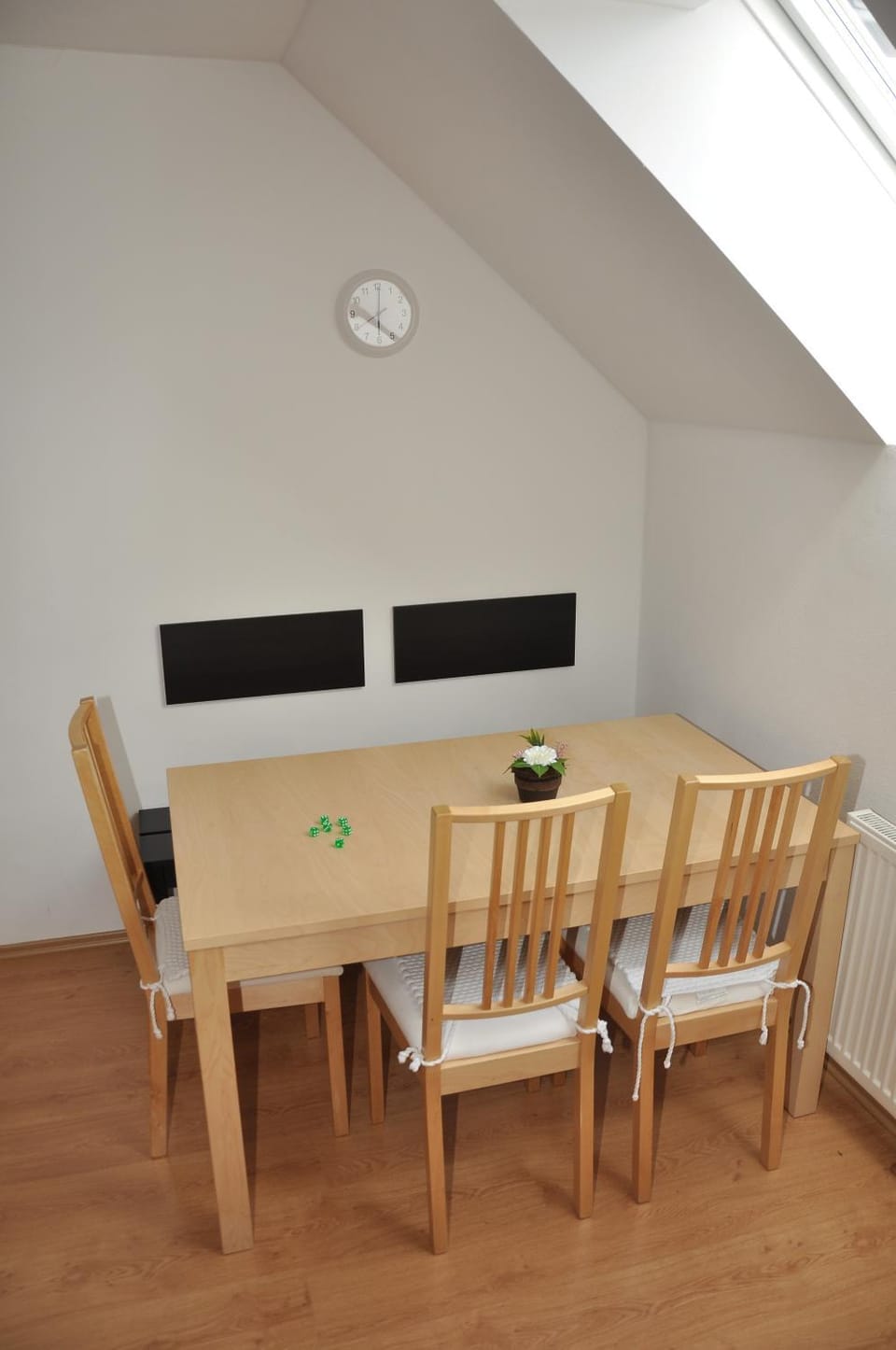 Kitchen or kitchenette, Seating area, Dining area