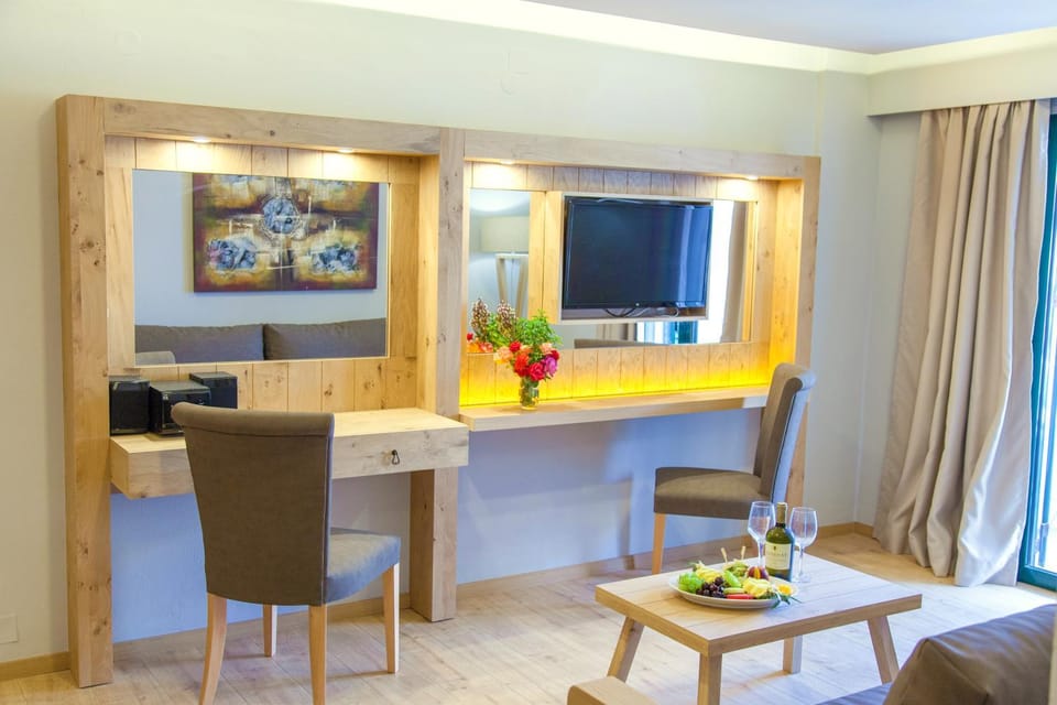 Day, Summer, TV and multimedia, Living room, Living room, Food and drinks, Decorative detail, Seating area, On site, Food, Area and facilities, Alcoholic drinks