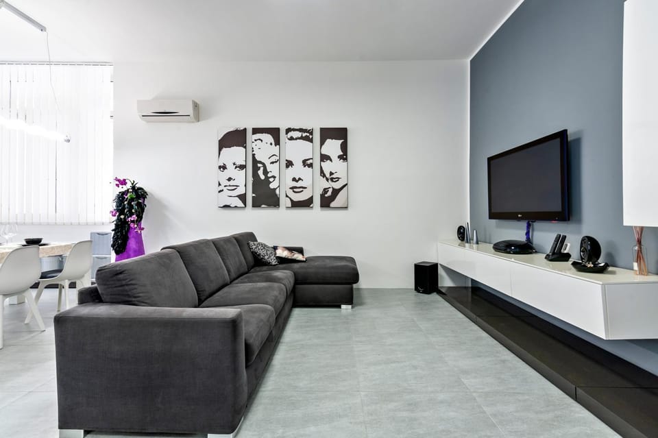 Communal lounge/ TV room, TV and multimedia, Living room, Seating area, Certificate/Award