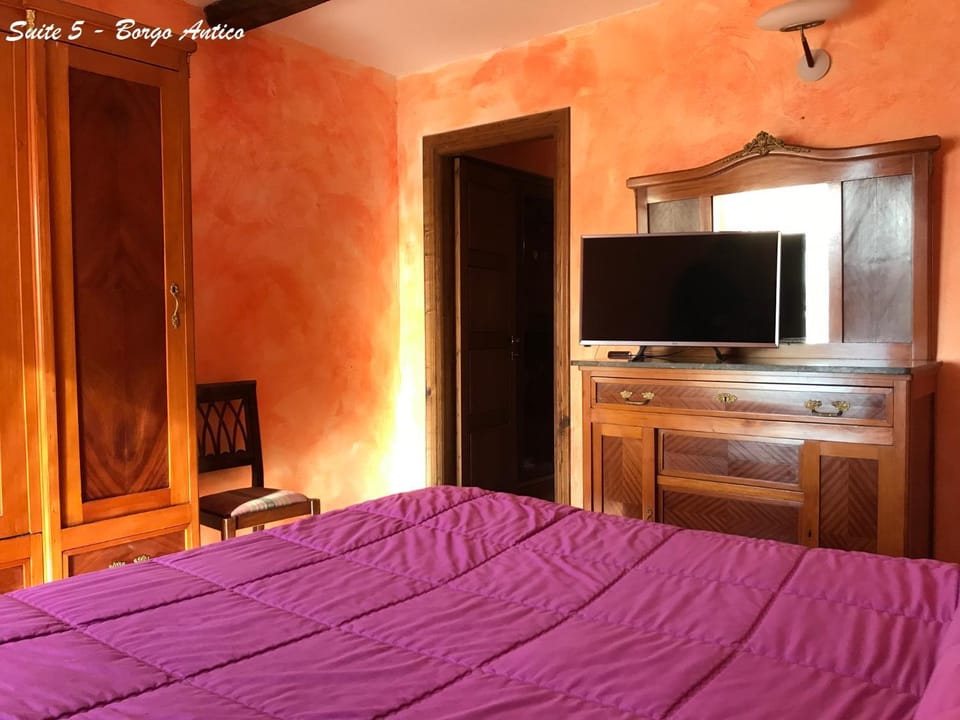 Bed, TV and multimedia, Bedroom, wardrobe
