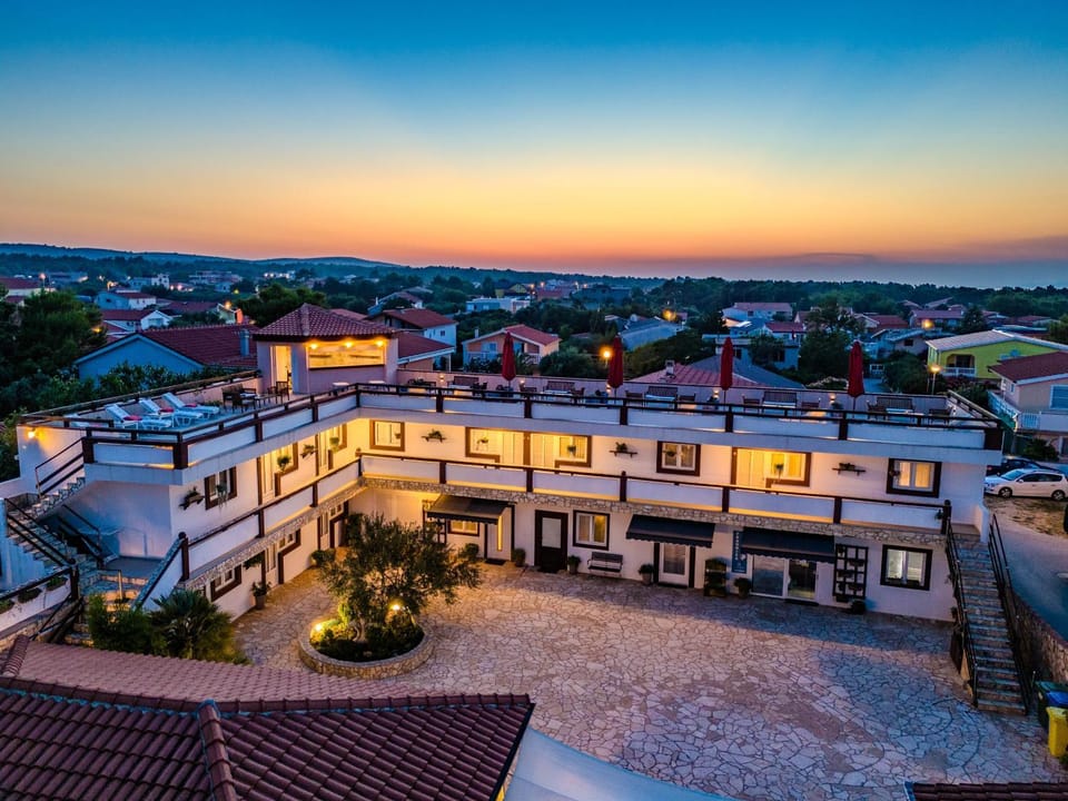 Property building, Bird's eye view, Balcony/Terrace, Sunset, Inner courtyard view, sunbed