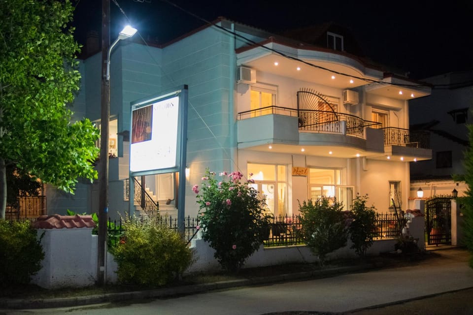 Facade/entrance, Spring, Off site, Night, Neighbourhood, Winter, Summer, Decorative detail, Autumn, Seasons