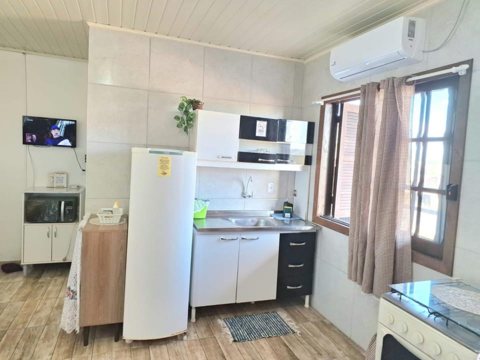 Kitchen or kitchenette, oven, pet friendly, stove