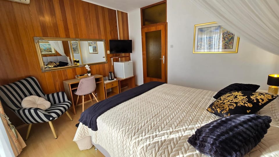 Bed, TV and multimedia, Bedroom