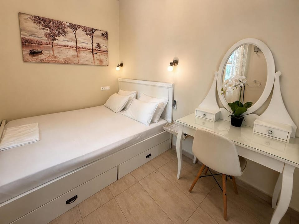 Property building, Photo of the whole room, Bedroom
