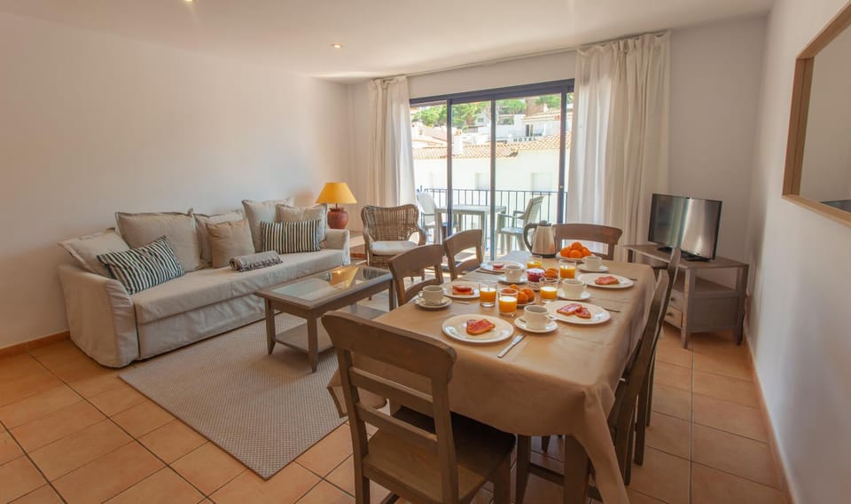 TV and multimedia, Living room, Food and drinks, Seating area, Dining area, Food